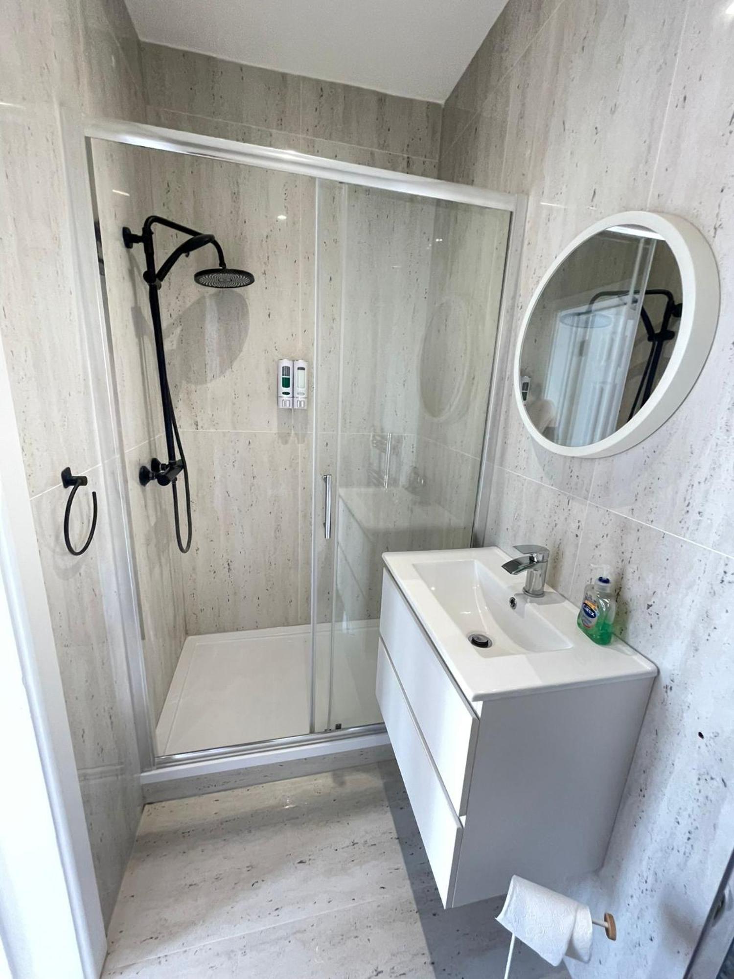 Comfortable Bay Window Stone Private Bathroom Edgware Exterior photo